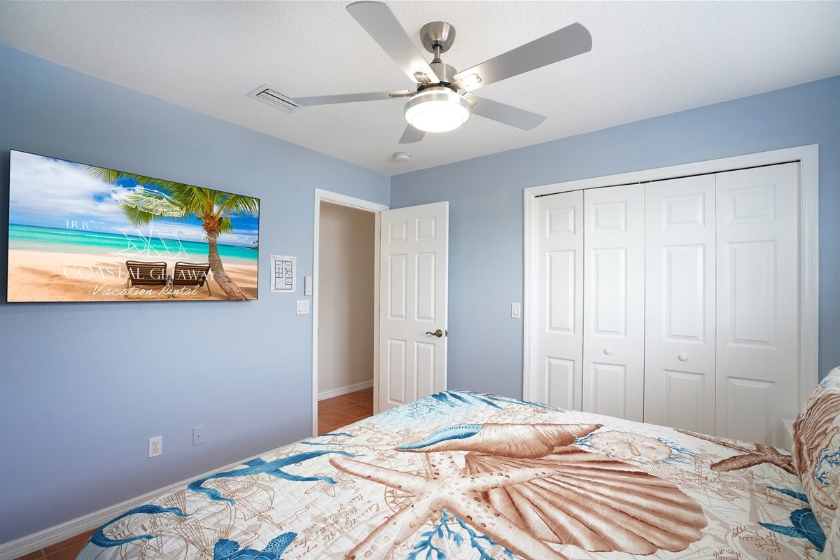 Bedroom with beach art at Coastal Getaway