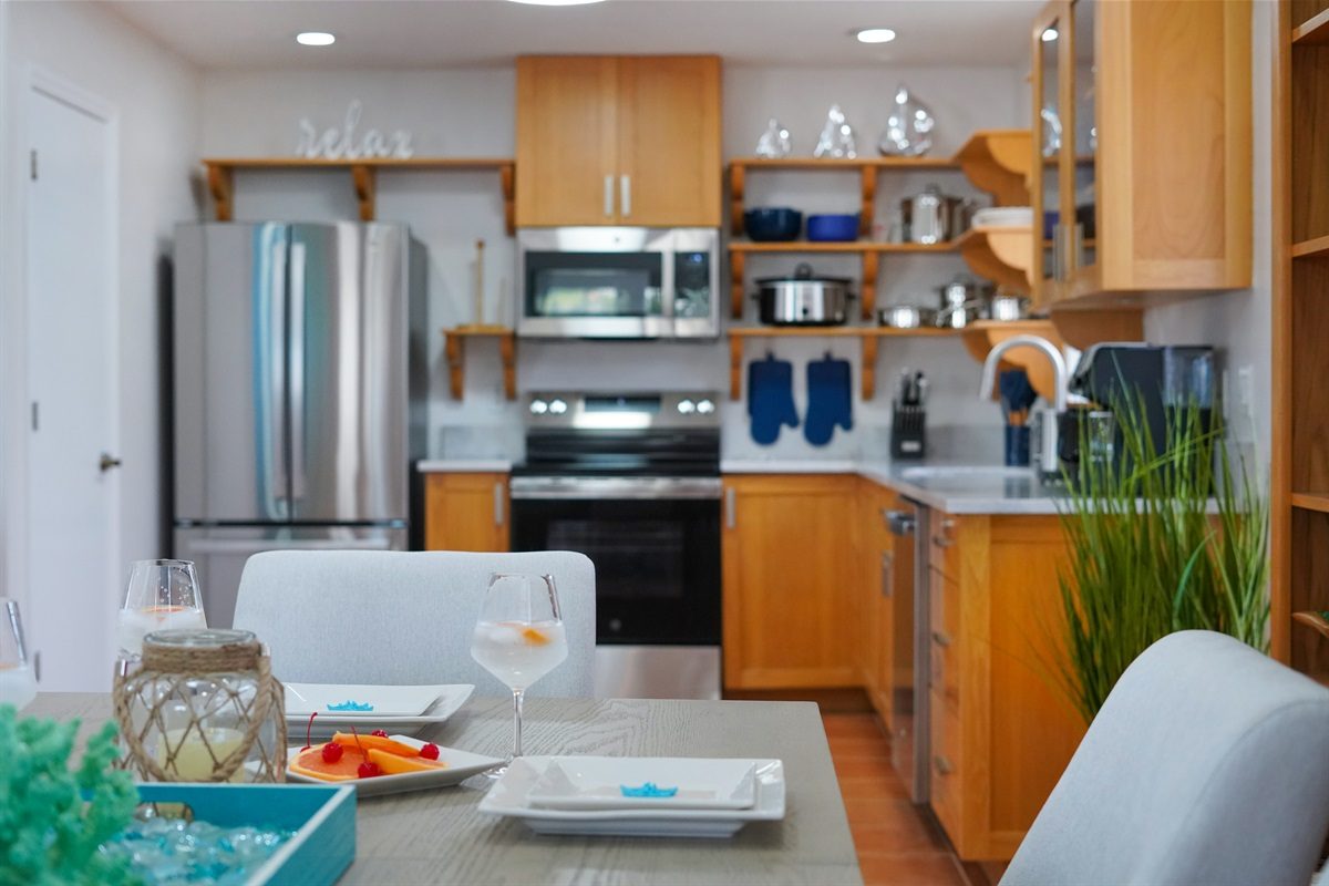 Coastal Getaway kitchen and breakfast bar