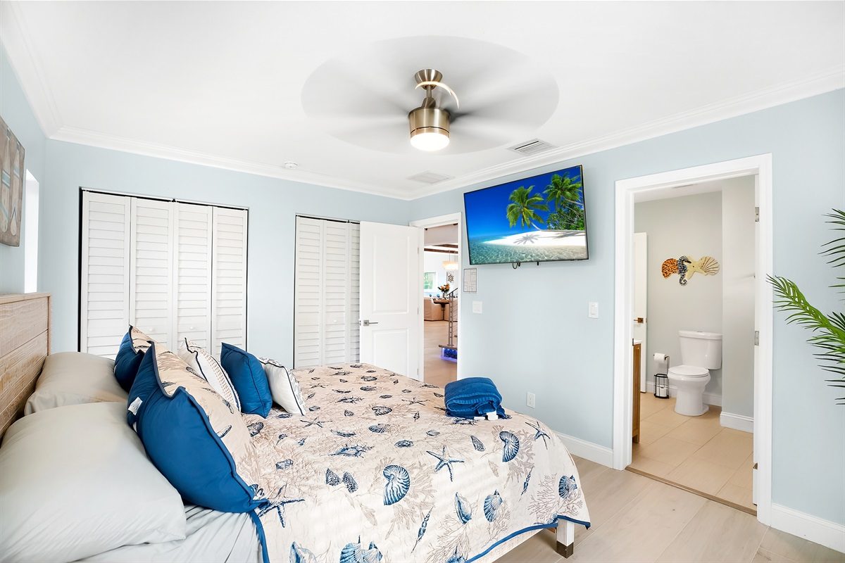 Bedroom with an en-suite bathroom and TV at Coastal Manor